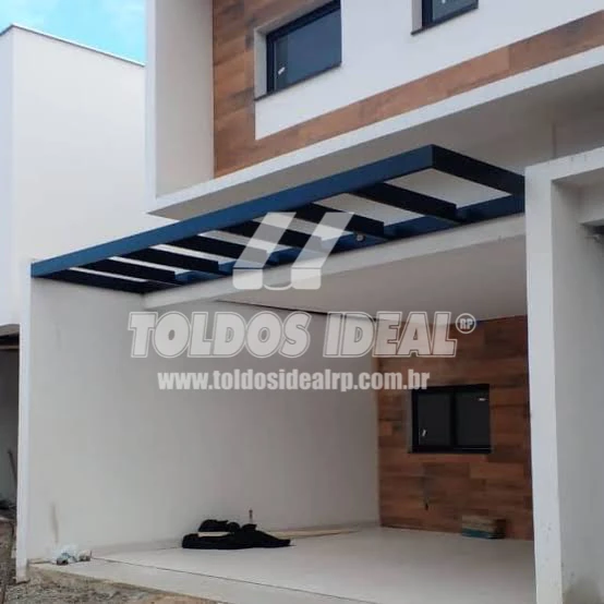 Pergolado de vidro e alumínio